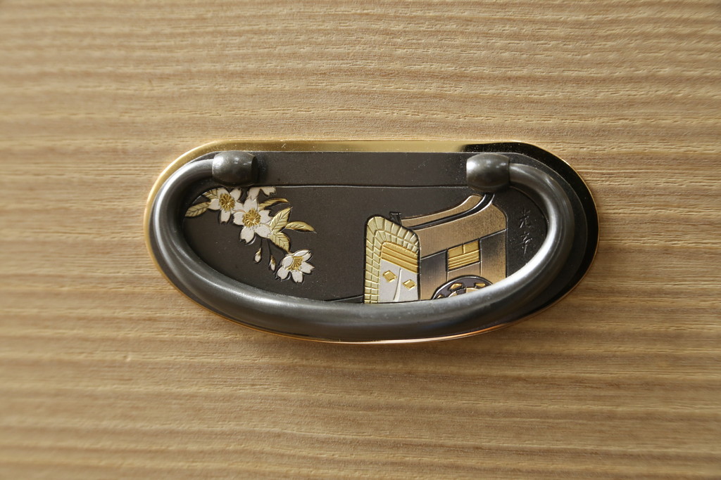中古　珍しいデザイン　引き出し7杯付き　光彦刻　彫刻入りの金具と凛とした佇まいが魅力的な加茂総桐箪笥(胴厚、四方丸、総桐たんす、和タンス、収納箪笥、衣装箪笥、着物箪笥)(定価推定150万円)(R-081441)