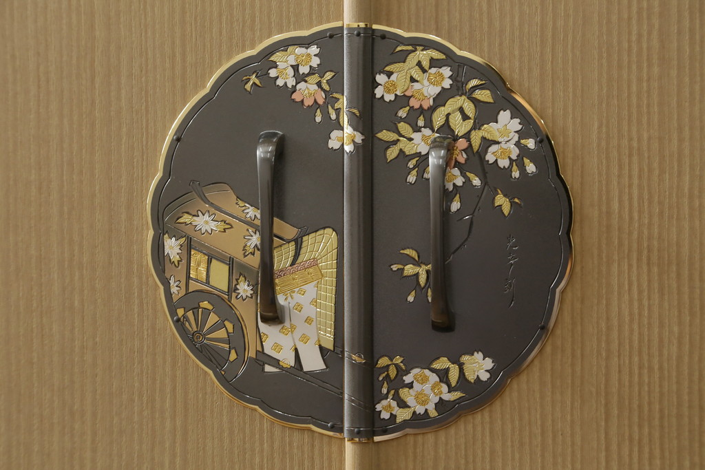 中古　珍しいデザイン　引き出し7杯付き　光彦刻　彫刻入りの金具と凛とした佇まいが魅力的な加茂総桐箪笥(胴厚、四方丸、総桐たんす、和タンス、収納箪笥、衣装箪笥、着物箪笥)(定価推定150万円)(R-081441)
