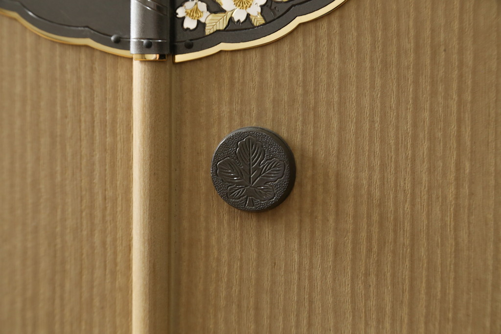 中古　珍しいデザイン　引き出し7杯付き　光彦刻　彫刻入りの金具と凛とした佇まいが魅力的な加茂総桐箪笥(胴厚、四方丸、総桐たんす、和タンス、収納箪笥、衣装箪笥、着物箪笥)(定価推定150万円)(R-081441)