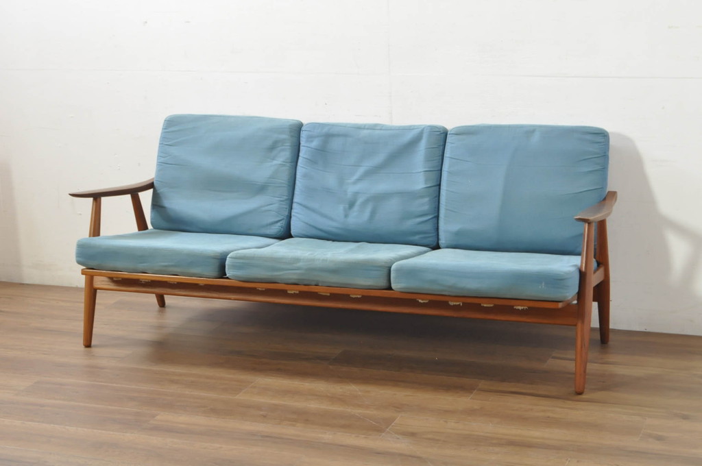 北欧家具　デンマークビンテージ　Hans J Wegner(ハンス・J・ウェグナー)　GETAMA(ゲタマ)　GE270-3　洗練された佇まいが目を引く3人掛けソファ(3P、三人掛け、アームソファ、トリプルソファ、3シーター、北欧、ヴィンテージ)(R-080804)