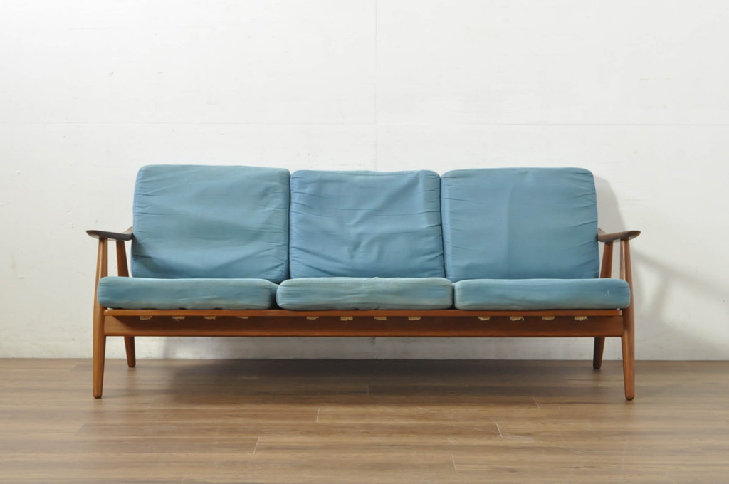 北欧家具　デンマークビンテージ　Hans J Wegner(ハンス・J・ウェグナー)　GETAMA(ゲタマ)　GE270-3　洗練された佇まいが目を引く3人掛けソファ(3P、三人掛け、アームソファ、トリプルソファ、3シーター、北欧、ヴィンテージ)(R-080804)