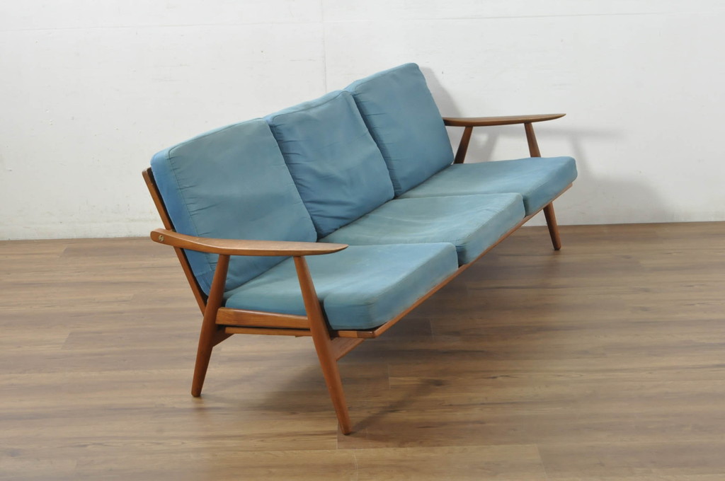 北欧家具　デンマークビンテージ　Hans J Wegner(ハンス・J・ウェグナー)　GETAMA(ゲタマ)　GE270-3　洗練された佇まいが目を引く3人掛けソファ(3P、三人掛け、アームソファ、トリプルソファ、3シーター、北欧、ヴィンテージ)(R-080804)