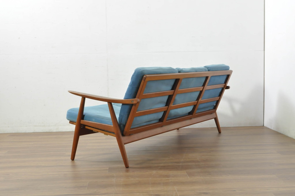 北欧家具　デンマークビンテージ　Hans J Wegner(ハンス・J・ウェグナー)　GETAMA(ゲタマ)　GE270-3　洗練された佇まいが目を引く3人掛けソファ(3P、三人掛け、アームソファ、トリプルソファ、3シーター、北欧、ヴィンテージ)(R-080804)