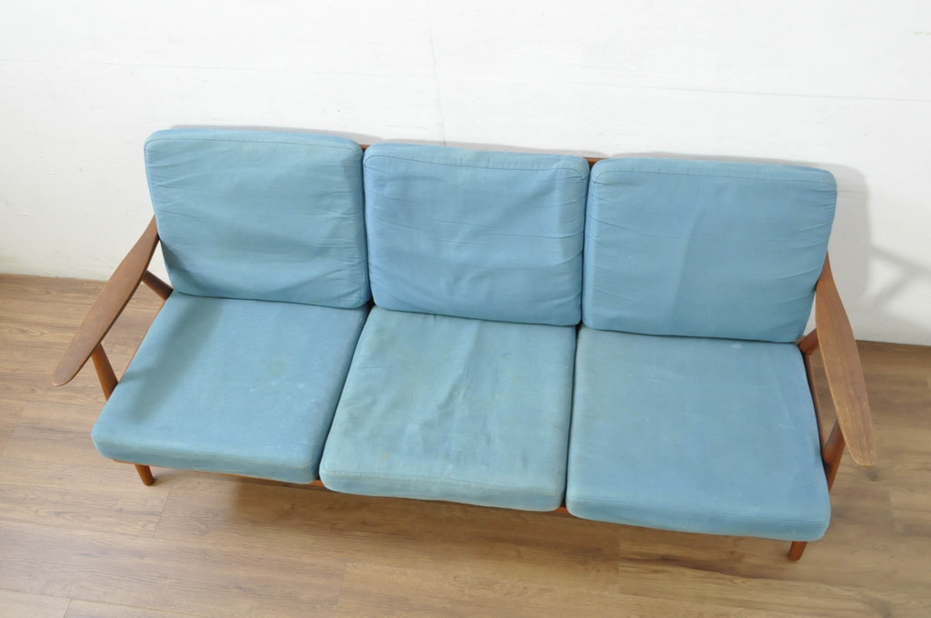 北欧家具　デンマークビンテージ　Hans J Wegner(ハンス・J・ウェグナー)　GETAMA(ゲタマ)　GE270-3　洗練された佇まいが目を引く3人掛けソファ(3P、三人掛け、アームソファ、トリプルソファ、3シーター、北欧、ヴィンテージ)(R-080804)