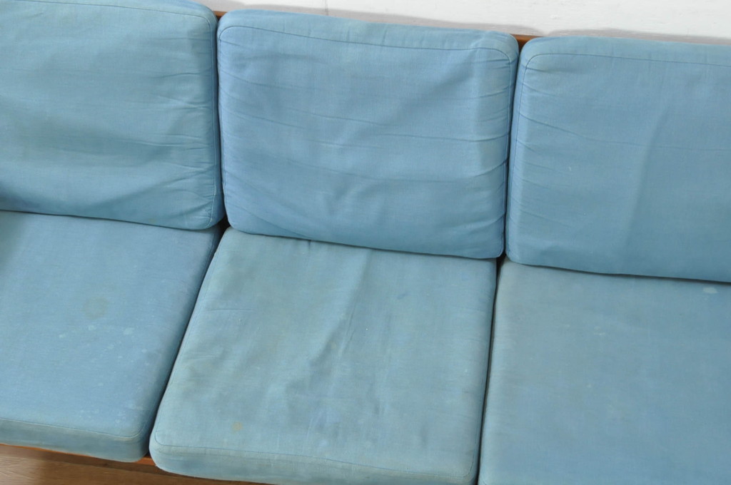北欧家具　デンマークビンテージ　Hans J Wegner(ハンス・J・ウェグナー)　GETAMA(ゲタマ)　GE270-3　洗練された佇まいが目を引く3人掛けソファ(3P、三人掛け、アームソファ、トリプルソファ、3シーター、北欧、ヴィンテージ)(R-080804)