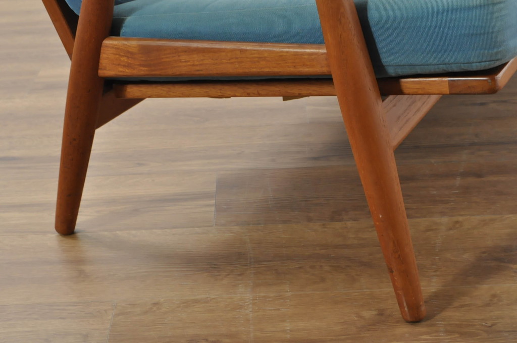 北欧家具　デンマークビンテージ　Hans J Wegner(ハンス・J・ウェグナー)　GETAMA(ゲタマ)　GE270-3　洗練された佇まいが目を引く3人掛けソファ(3P、三人掛け、アームソファ、トリプルソファ、3シーター、北欧、ヴィンテージ)(R-080804)
