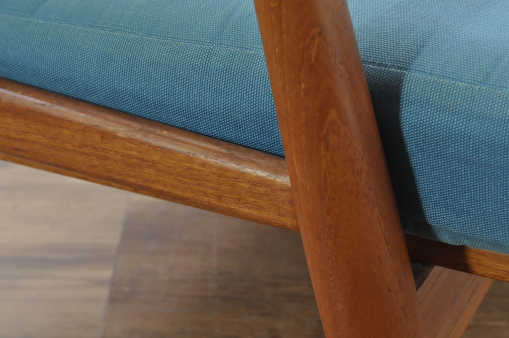 北欧家具　デンマークビンテージ　Hans J Wegner(ハンス・J・ウェグナー)　GETAMA(ゲタマ)　GE270-3　洗練された佇まいが目を引く3人掛けソファ(3P、三人掛け、アームソファ、トリプルソファ、3シーター、北欧、ヴィンテージ)(R-080804)