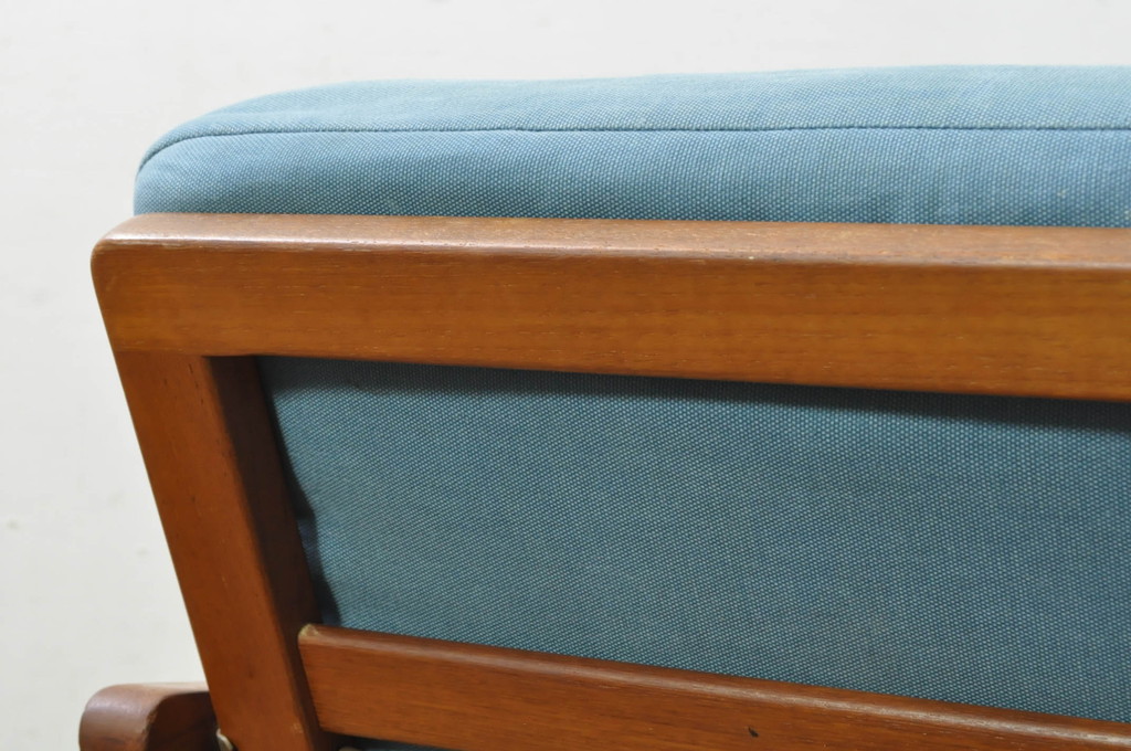 北欧家具　デンマークビンテージ　Hans J Wegner(ハンス・J・ウェグナー)　GETAMA(ゲタマ)　GE270-3　洗練された佇まいが目を引く3人掛けソファ(3P、三人掛け、アームソファ、トリプルソファ、3シーター、北欧、ヴィンテージ)(R-080804)