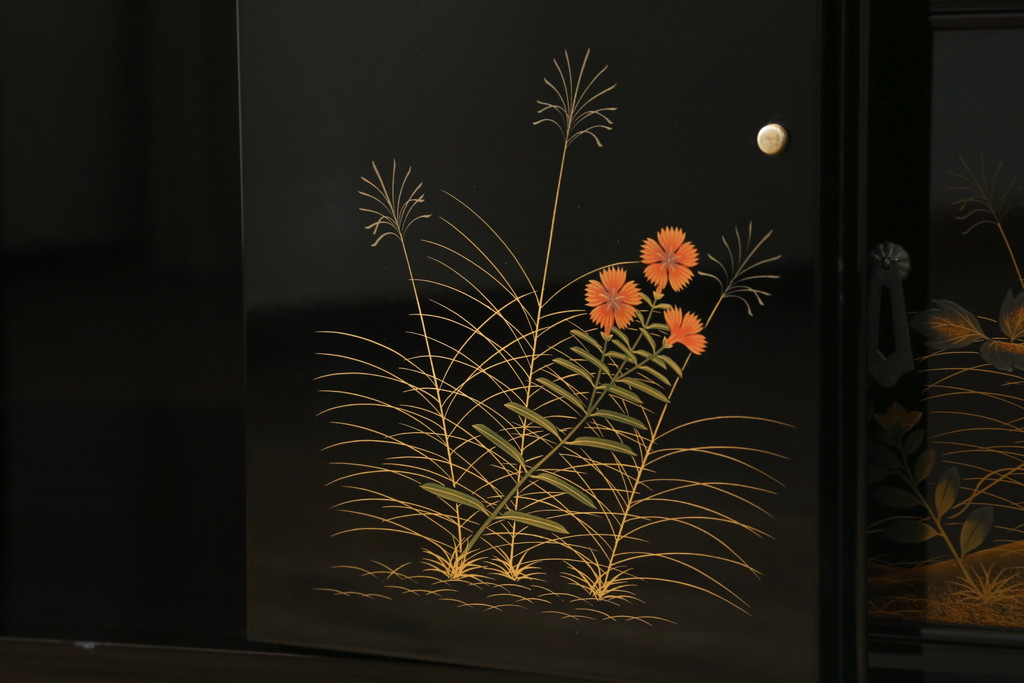 中古　輪島塗り　明斎　内扉にも精細で美しい蒔絵が施された贅沢な漆塗りの飾り棚(茶棚、違い棚、収納棚、戸棚)(定価約300万円)(R-079545)