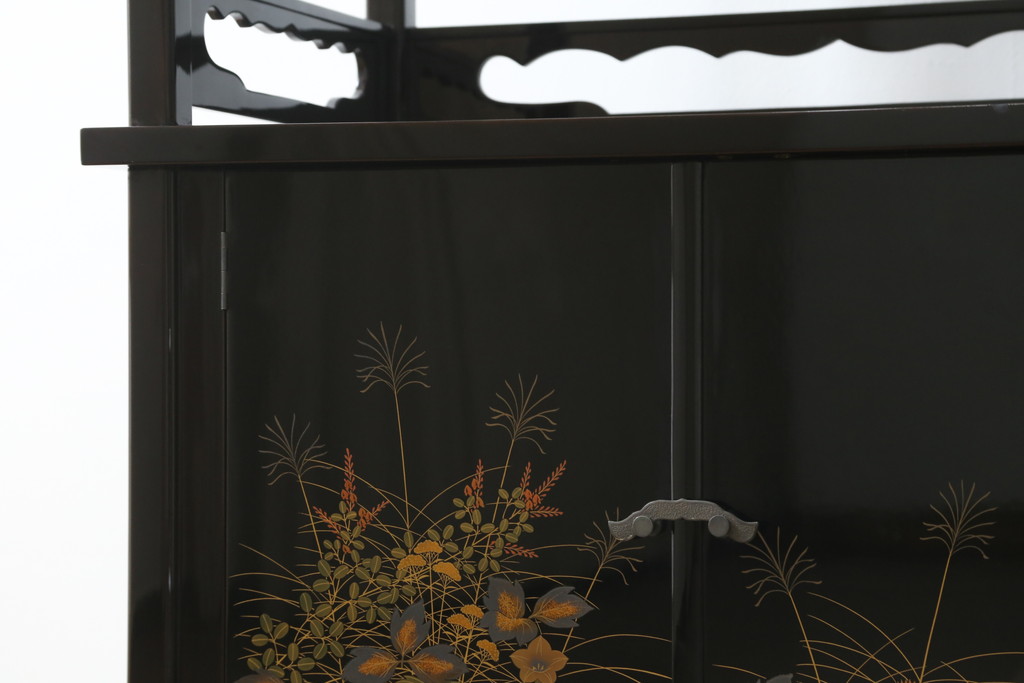 中古　輪島塗り　明斎　内扉にも精細で美しい蒔絵が施された贅沢な漆塗りの飾り棚(茶棚、違い棚、収納棚、戸棚)(定価約300万円)(R-079545)
