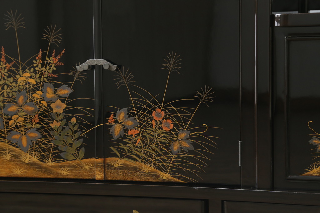 中古　輪島塗り　明斎　内扉にも精細で美しい蒔絵が施された贅沢な漆塗りの飾り棚(茶棚、違い棚、収納棚、戸棚)(定価約300万円)(R-079545)
