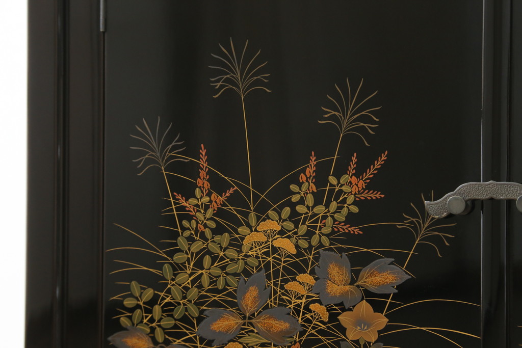中古　輪島塗り　明斎　内扉にも精細で美しい蒔絵が施された贅沢な漆塗りの飾り棚(茶棚、違い棚、収納棚、戸棚)(定価約300万円)(R-079545)