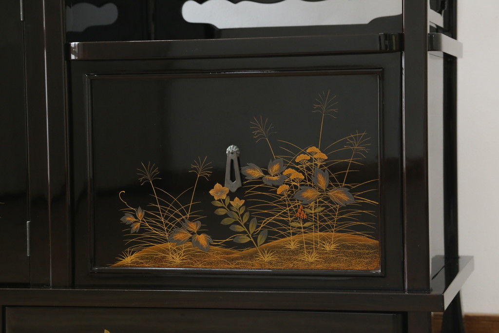 中古　輪島塗り　明斎　内扉にも精細で美しい蒔絵が施された贅沢な漆塗りの飾り棚(茶棚、違い棚、収納棚、戸棚)(定価約300万円)(R-079545)