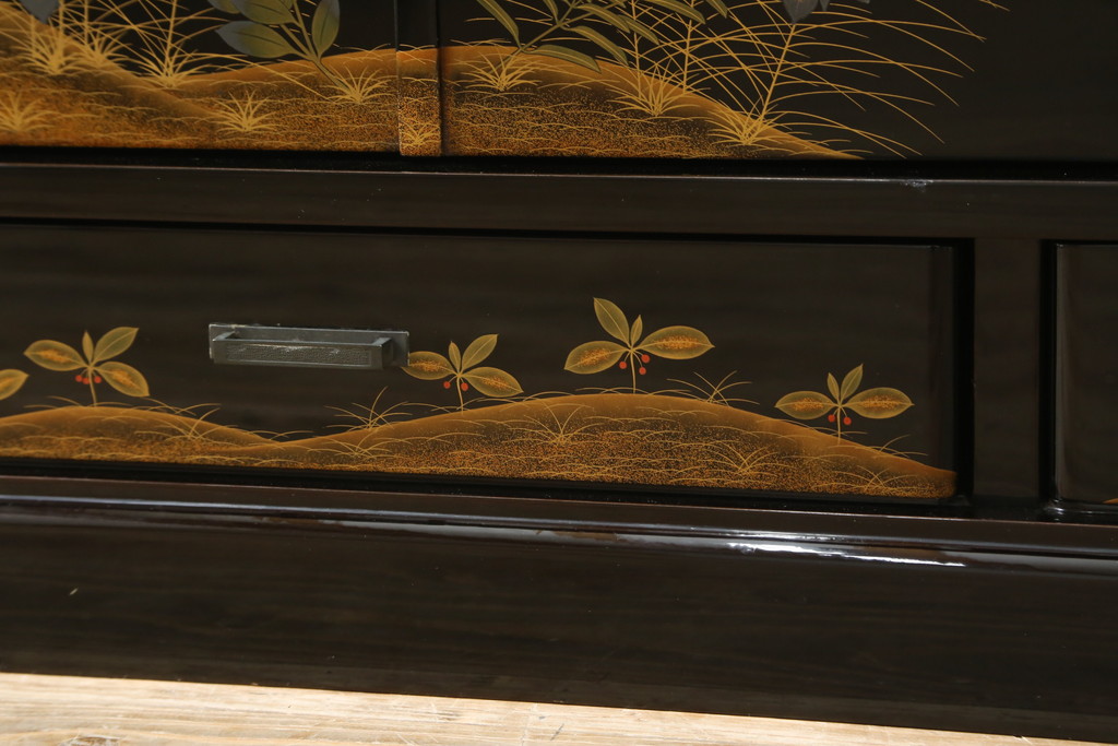 中古　輪島塗り　明斎　内扉にも精細で美しい蒔絵が施された贅沢な漆塗りの飾り棚(茶棚、違い棚、収納棚、戸棚)(定価約300万円)(R-079545)