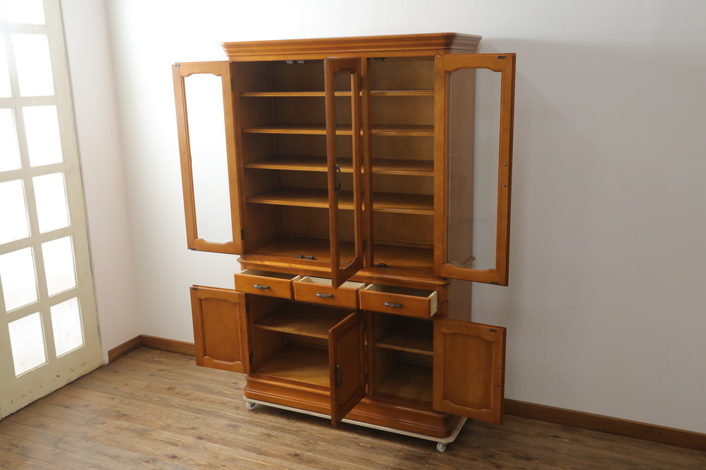 中古　美品　横浜ダニエル(daniel)　優雅な佇まいが上品なエトランジェリビングキャビネット(食器棚、カップボード、収納棚、飾り棚)(定価約100万円)(R-075730)