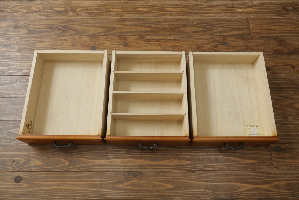 中古　美品　横浜ダニエル(daniel)　優雅な佇まいが上品なエトランジェリビングキャビネット(食器棚、カップボード、収納棚、飾り棚)(定価約100万円)(R-075730)