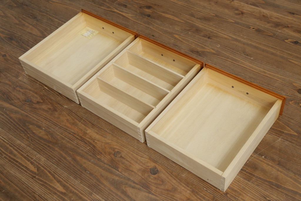 中古　美品　横浜ダニエル(daniel)　優雅な佇まいが上品なエトランジェリビングキャビネット(食器棚、カップボード、収納棚、飾り棚)(定価約100万円)(R-075730)
