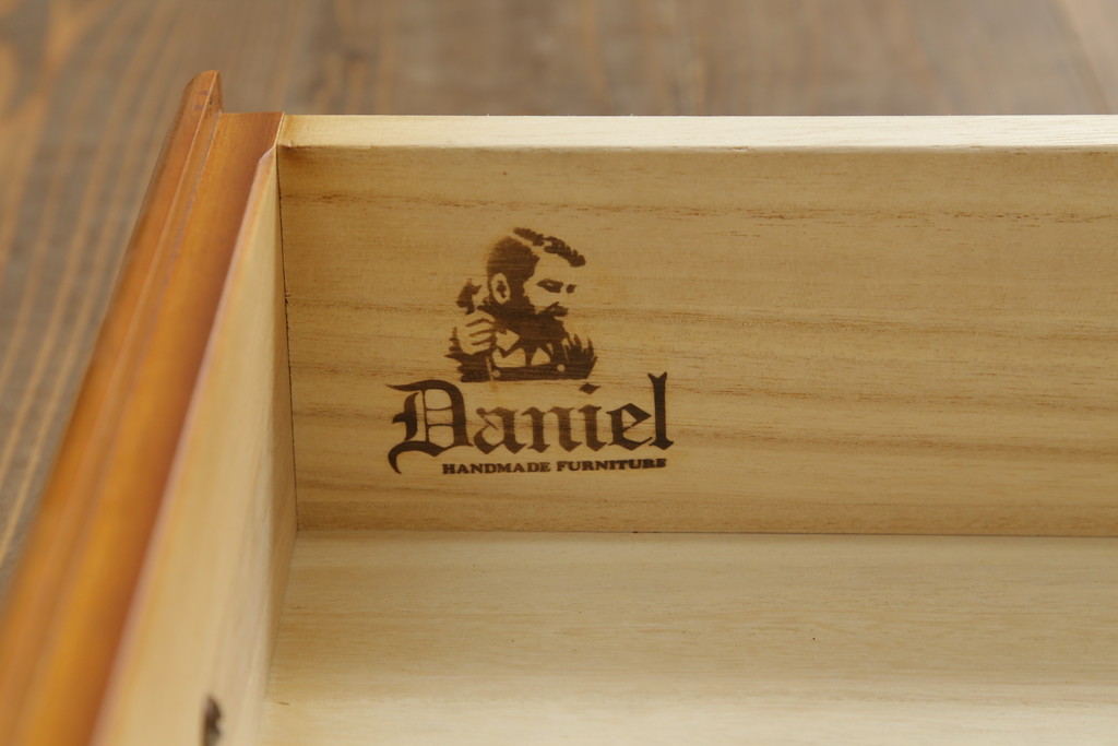 中古　美品　横浜ダニエル(daniel)　優雅な佇まいが上品なエトランジェリビングキャビネット(食器棚、カップボード、収納棚、飾り棚)(定価約100万円)(R-075730)
