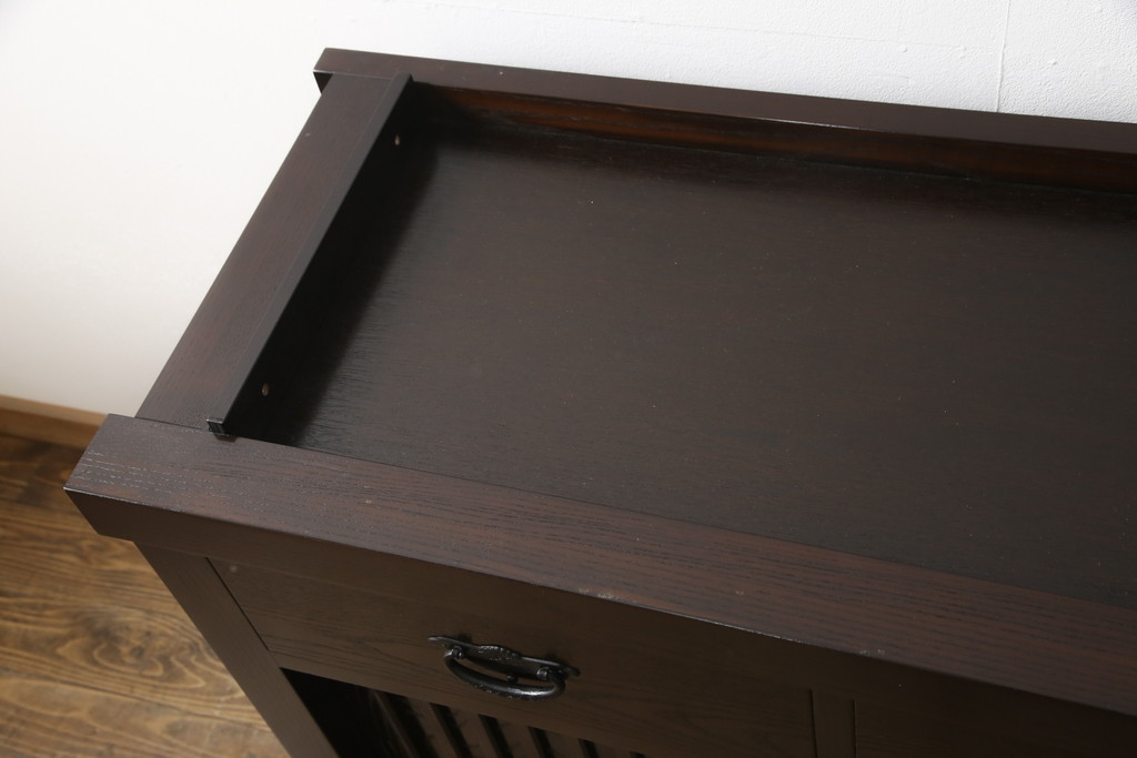 中古　美品　高級品!　国産工芸家具　南部箪笥　タモ材　重厚感ある佇まいの漆塗り水屋箪笥サイドボード(定価88万円)(食器棚、和風食器棚、収納棚、戸棚)(R-057701)
