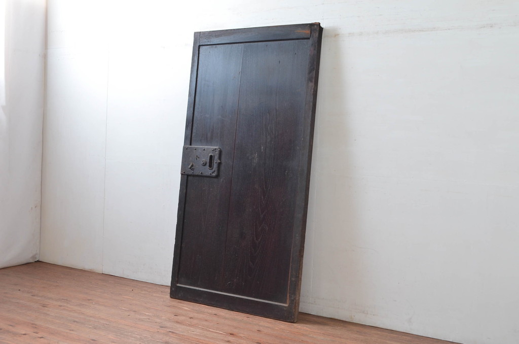 アンティーク建具　総栗材　長い時を経て刻まれた味わいが魅力の蔵戸1枚(玄関戸、引き戸)(R-080986)
