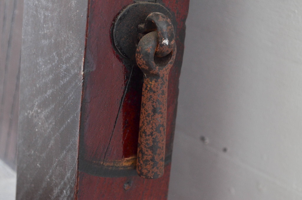アンティーク建具　総欅(ケヤキ)材　古い木味や金具が時代の流れを感じる蔵戸1枚(引き戸、玄関戸)(R-080987)