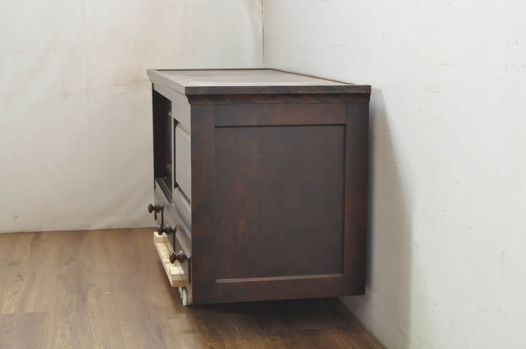 中古　美品　北海道民芸家具　深みのある木の色合いが美しい引き出し3杯付きローボード(テレビボード、テレビ台、TVボード、TV台、リビングボード、収納棚、戸棚)(R-080740)