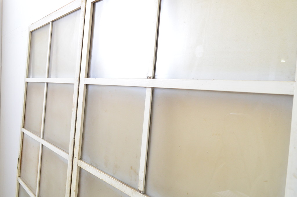 アンティーク建具　ペイント仕上げ限定　レトロな雰囲気づくりにおすすめ!白のペイントが印象的なガラス戸2枚セット(引き戸)(R-063706)