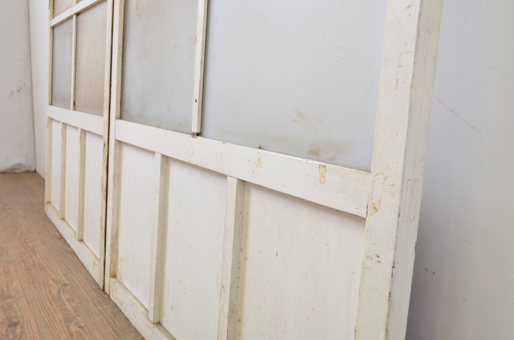 アンティーク建具　ペイント仕上げ限定　レトロな雰囲気づくりにおすすめ!白のペイントが印象的なガラス戸2枚セット(引き戸)(R-063706)