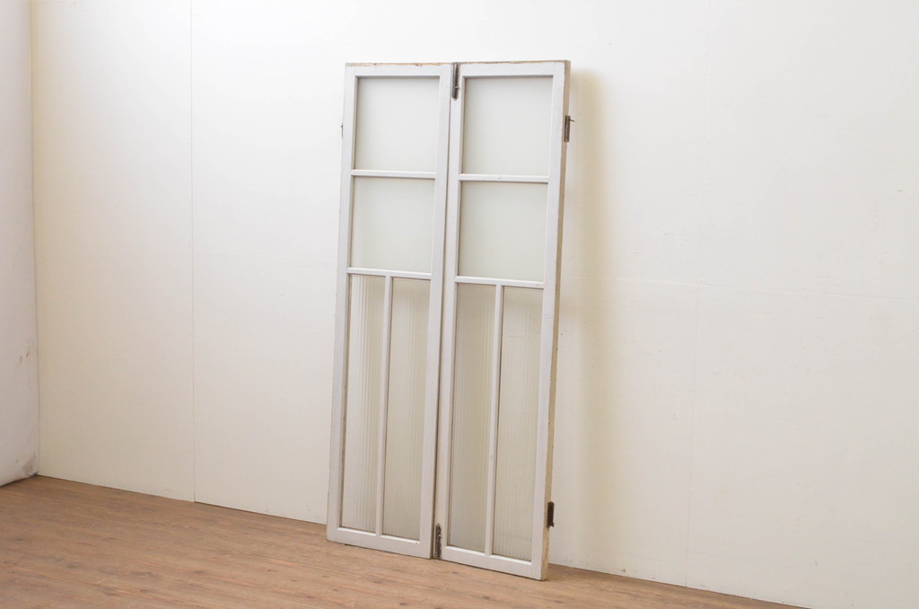 アンティーク建具　ペイント仕上げ限定　レトロな空間づくりにおすすめの両開き窓1対(2枚セット、ガラス戸、ガラス扉)(R-067827)