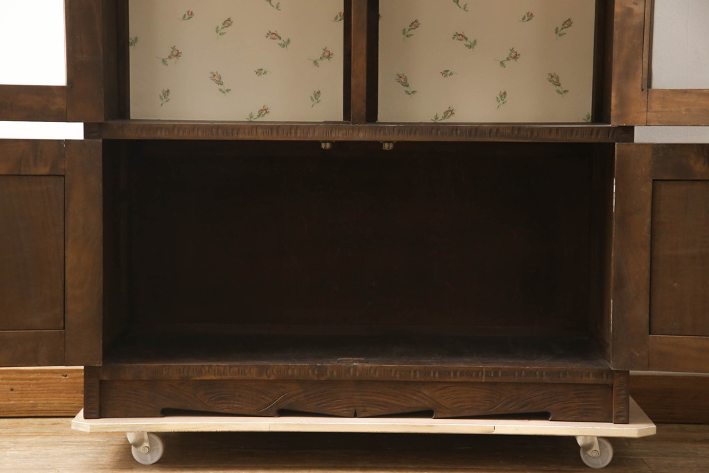 中古　美品　軽井沢彫り　丁寧に彫り込まれた桜の図柄が美しいブックケース(本箱、キャビネット、収納棚、戸棚、飾り棚)(R-067314)
