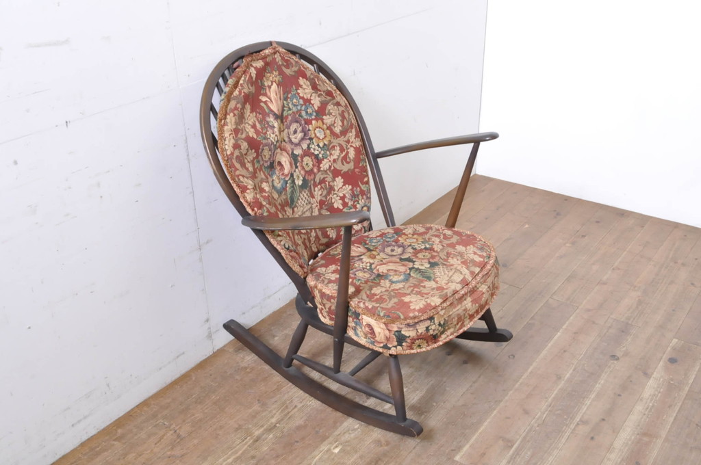 イギリスビンテージ　ERCOL(アーコール)　クラシカルな佇まいが魅力のクッション付きロッキングチェア(揺り椅子、イス、アームチェア、英国、北欧、ヴィンテージ)(R-066805)