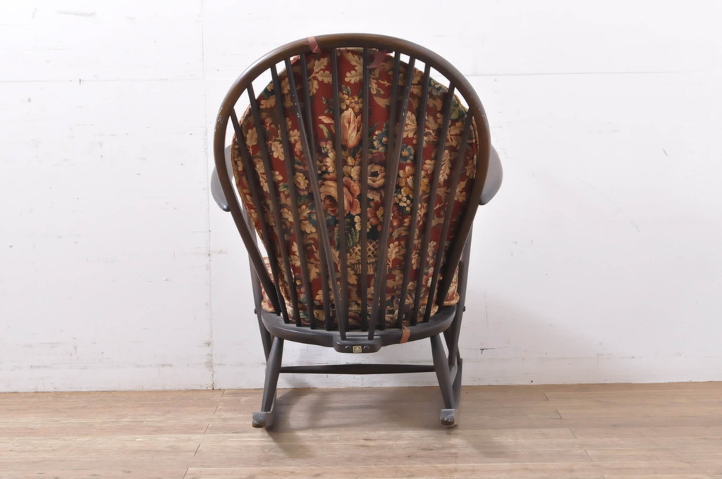 イギリスビンテージ　ERCOL(アーコール)　クラシカルな佇まいが魅力のクッション付きロッキングチェア(揺り椅子、イス、アームチェア、英国、北欧、ヴィンテージ)(R-066805)