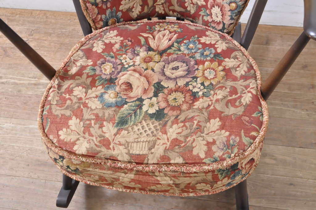 イギリスビンテージ　ERCOL(アーコール)　クラシカルな佇まいが魅力のクッション付きロッキングチェア(揺り椅子、イス、アームチェア、英国、北欧、ヴィンテージ)(R-066805)