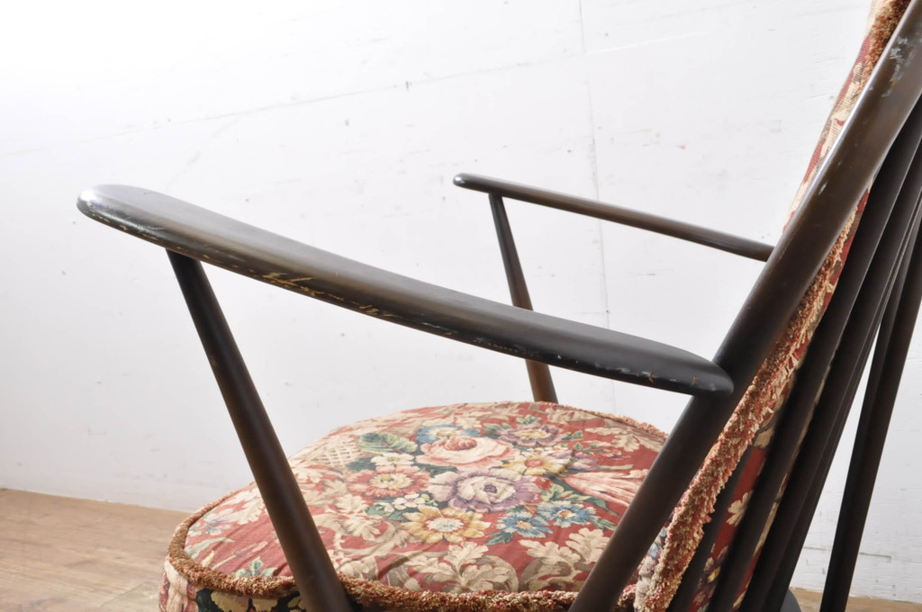 イギリスビンテージ　ERCOL(アーコール)　クラシカルな佇まいが魅力のクッション付きロッキングチェア(揺り椅子、イス、アームチェア、英国、北欧、ヴィンテージ)(R-066805)