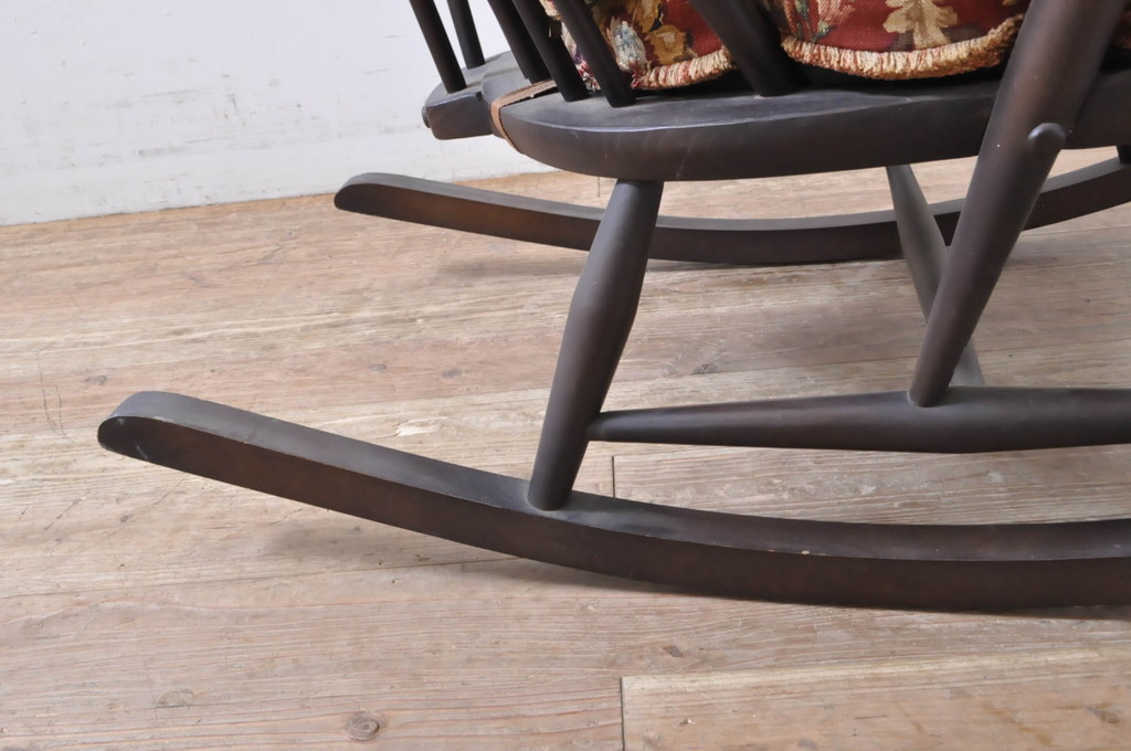 イギリスビンテージ　ERCOL(アーコール)　クラシカルな佇まいが魅力のクッション付きロッキングチェア(揺り椅子、イス、アームチェア、英国、北欧、ヴィンテージ)(R-066805)