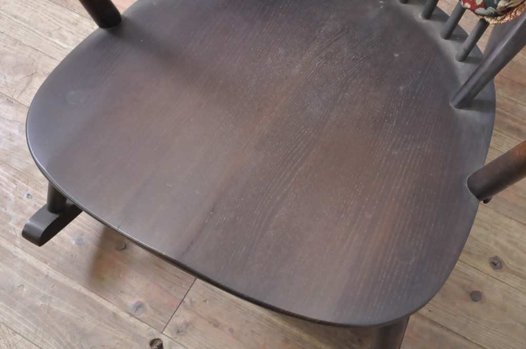 イギリスビンテージ　ERCOL(アーコール)　クラシカルな佇まいが魅力のクッション付きロッキングチェア(揺り椅子、イス、アームチェア、英国、北欧、ヴィンテージ)(R-066805)