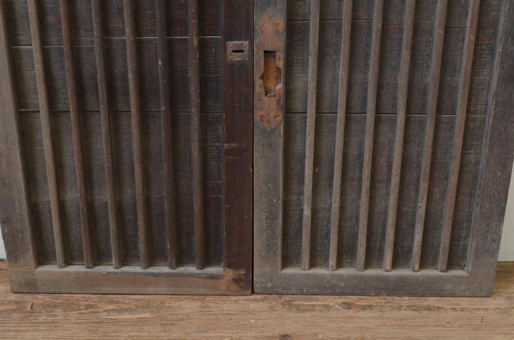 アンティーク建具　縦桟　時を経た趣が感じられる引き戸2枚セット(板戸、窓)(R-067831)