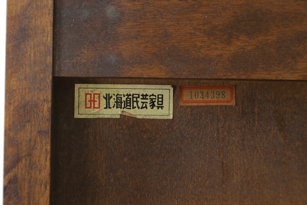 中古　北海道民芸家具　HM160K　美しい木肌とシックな佇まいが魅力的なキャビネット(食器棚、収納棚、戸棚、カップボード、飾り棚、本箱)(R-072596)