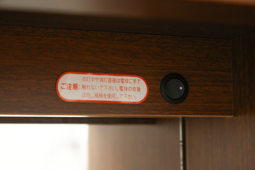 中古　美品　maruni(マルニ木工)　地中海シリーズ　引き出し4杯付き　照明と鏡付きで素敵なディスプレイが叶うサイドボード118(サイドキャビネット、飾り棚、収納棚、戸棚)(定価約29万円)(R-079770)