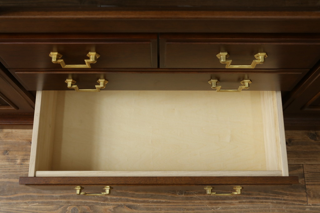 中古　美品　maruni(マルニ木工)　地中海シリーズ　引き出し4杯付き　照明と鏡付きで素敵なディスプレイが叶うサイドボード118(サイドキャビネット、飾り棚、収納棚、戸棚)(定価約29万円)(R-079770)
