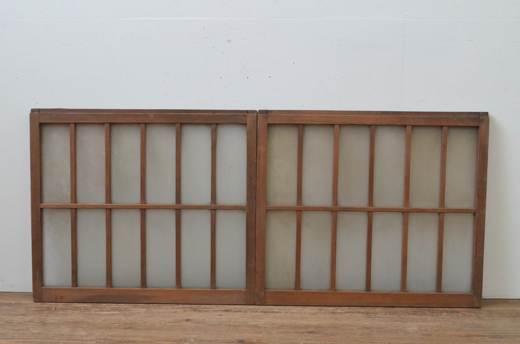 アンティーク建具　レトロな空間作りにおすすめな格子入りガラス窓2枚セット(引き戸、格子戸、ガラス戸)(R-067787)