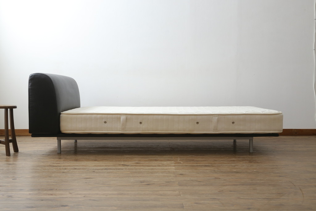 中古　Cassina(カッシーナ)　L31　SITE(サイト)　洗練された佇まいが魅力のシングルベッド(ベッドフレーム、マットレス)(定価約50万円)(R-066621)
