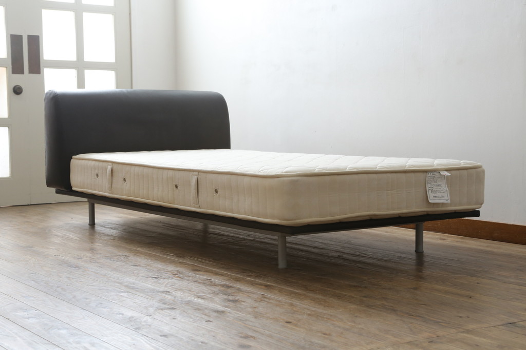 中古　Cassina(カッシーナ)　L31　SITE(サイト)　洗練された佇まいが魅力のシングルベッド(ベッドフレーム、マットレス)(定価約50万円)(R-066621)