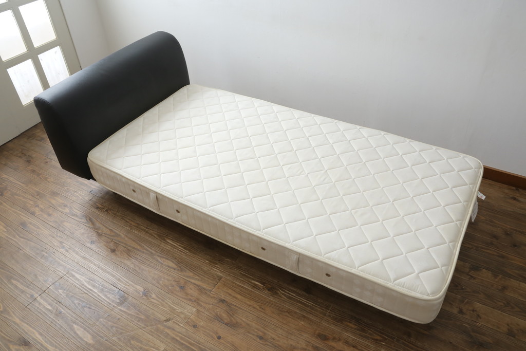 中古　Cassina(カッシーナ)　L31　SITE(サイト)　洗練された佇まいが魅力のシングルベッド(ベッドフレーム、マットレス)(定価約50万円)(R-066621)