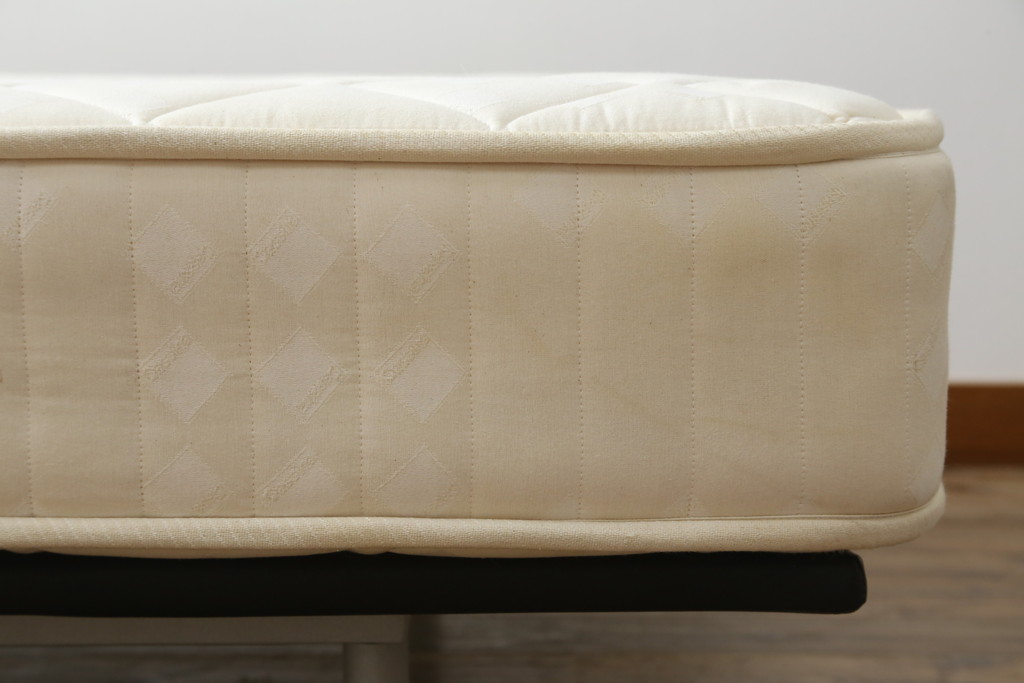 中古　Cassina(カッシーナ)　L31　SITE(サイト)　洗練された佇まいが魅力のシングルベッド(ベッドフレーム、マットレス)(定価約50万円)(R-066621)