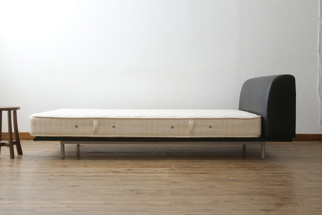 中古　Cassina(カッシーナ)　L31　SITE(サイト)　洗練された佇まいが魅力のシングルベッド(ベッドフレーム、マットレス)(定価約50万円)(R-066621)