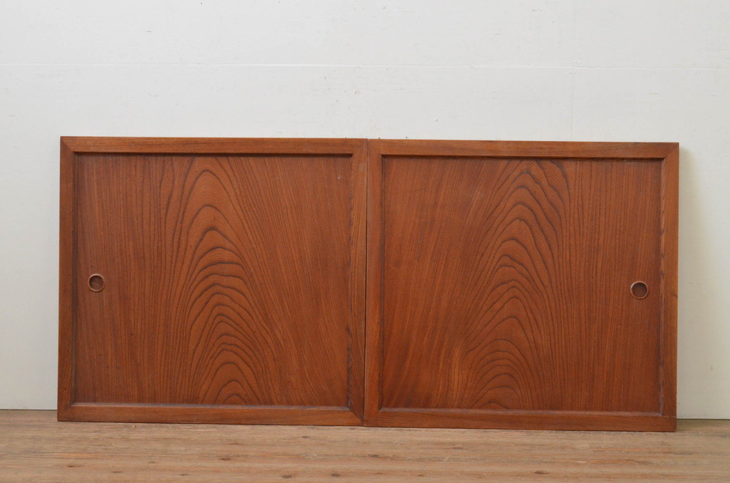 アンティーク建具　総欅(ケヤキ)材　一枚板　味わい深い木味が魅力的な漆塗りの板戸窓2枚セット(引き戸)(R-067838)