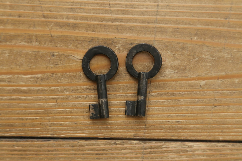 和製ビンテージ　高級品!!　三方欅(ケヤキ)材　凝った手打ち金具と赤みを帯びた木の色味が上質な雰囲気を醸し出す和箪笥(整理箪笥、収納たんす、引き出し、ヴィンテージ)(R-075582)