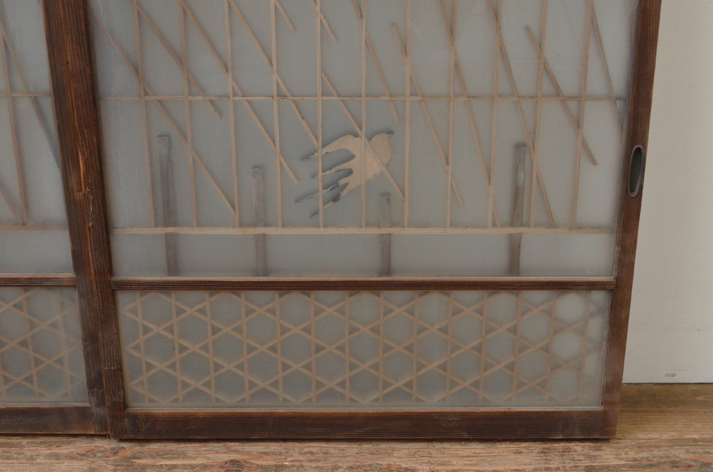 アンティーク建具　両面ガラス　燕の彫刻がかわいらしい組子入りガラス窓2枚セット(引き戸、ガラス戸)(R-067800)