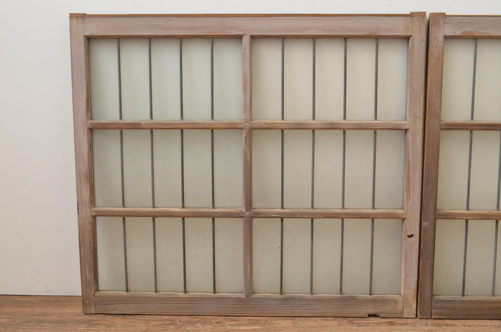 アンティーク建具　レトロな空間を演出する鉄格子入りガラス窓2枚セット(引き戸、ガラス戸)(R-067803)